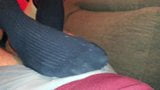 Stinkende Overknee-Socken Footjob - Orgasmus unter ihren Sohlen! snapshot 13