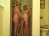 Zwei lesbische Blondinen, eine schwangere Dusche zusammen snapshot 6