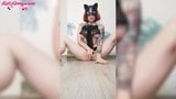 Sexy Schätzchen sinnlich masturbiert Muschi und spielte mit Milch snapshot 1