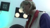 Blonde Milf wird von zwei typen gefingert und hart gefickt snapshot 2