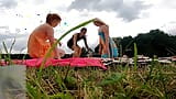 Sem calcinha, meninas ao ar livre se divertem no dia da experimentação com lingerie e vestido curto de verão e minissaias snapshot 16