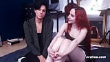 Bisexuella studenter Claudia M. och Cataleya har het lesbisk sex snapshot 9