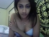 Mooie Desi babe onthult haar schattige lichaam snapshot 4