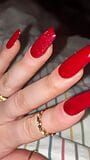 Sunt atât de îndrăgostită de noile mele unghii roșii snapshot 1