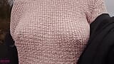 Procházka prsy: chůze bez podprsenky v růžovém průhledným pleteným svetru snapshot 18