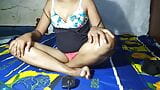 Вона хоче, щоб її хлопець трахнув її збуджену кицьку, але він не міг цього зробити – сингальська збуджена дівчина мастурбує snapshot 2