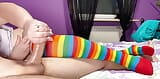 Une femme dans les chaussettes sexy fait une belle branlette snapshot 3