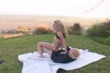 Rubia adolescente samantha chupa y folla una enorme polla al aire libre snapshot 11