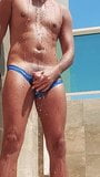 Zwembaddouche snel aftrekken in strakke speedo's snapshot 4