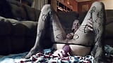 Sissy goth femboy töjer sitt hål med en enorm dildo snapshot 5