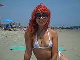 ¡El bikini de Kitty Meow muestra su coño en una playa no desnuda! snapshot 3