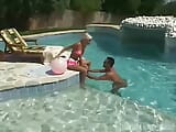 La pornostar bionda Nikky Blond in un bikini a bordo piscina snapshot 1