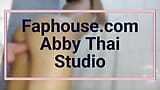 Tôi tắm sau giờ học và mang dương vật giả của tôi trong phòng tắm - Abby Thái - Studio snapshot 12