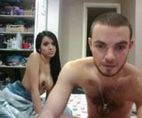 Junges Amateur-Paar fickt &amp; lutscht im Bett snapshot 1