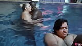 Eş değiştirenler ve porno yıldızları havuz başında grup seks yapıyor snapshot 1