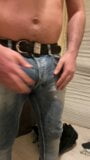 Bulto caliente en jeans snapshot 1