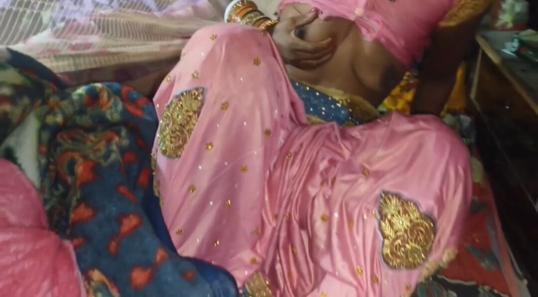 Indian bride apne husband se pehla baar sari me suhaagrat mana ke lund ka pani chut me dali.desi village housewife's viral Hindi sex video