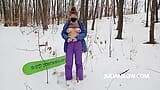淫乱スノーボーダーの女の子が熱くなり、雪の斜面で服を脱ぐ snapshot 2