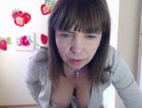 Sexy reife Dame strippt vor der Webcam snapshot 4