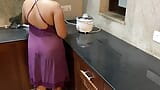 Srílanská služka šuká v kuchyni při vaření snapshot 1