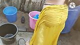 Ibu rumah tangga India mandi di luar snapshot 4