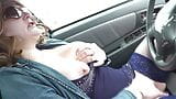 Squirt. Sexy MILF hielt Auto am Straßenrand an und masturbiert feuchte Muschi bis zum starken Orgasmus. Squirting. Fingern snapshot 15