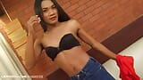 Ladyboy bronceada en pantalones cortos de jean provoca con sus pequeñas tetas y snapshot 4