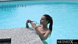 Quente menina nua da piscina pingando enquanto ela se masturba duro snapshot 2