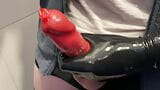 Schnelles Wichsen mit Kondom und Latexhandschuhen im Einkaufszentrum, Toilette snapshot 1