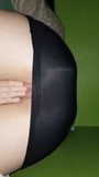 Une BBW pawg écarte les cuisses avec une jupe noire sans culotte, chatte mouillée snapshot 8