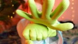 Mănuși verzi - fetiș cu mănuși din latex de uz casnic - clip asmr cu fetiș gratuit snapshot 11