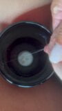 ¡Mamá caliente rociando leche materna en un vaso a través de mi camisa! snapshot 8