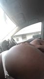 Negro travesti dar un trabajo en coche snapshot 9