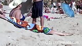 Voyeur, las lesbianas de la playa hacen el sexo sin piedad en público snapshot 17