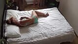 Juego preliminar con pareja senior en la cama del hotel snapshot 2