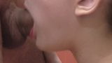 Süße Hals-Spucke von der jungen Stiefmutter eines Freundes snapshot 3
