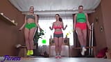 Fitness rooms grandi tette naturali miLF lesbica in trio enormi tette che rimbalzano in palestra snapshot 2