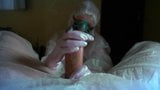 O femeie cu o mască de gaze și mănuși masturbează o pulă și suge pula. h snapshot 1