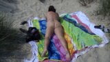 Жена показывает задницу обнаженной на пляже snapshot 2
