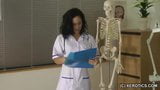 Krankenschwester im schwarzen Höschen versohlt snapshot 2