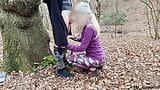 Glücklicher Exhibitionist bekam kostenlosen Blowjob von einem Fremden, der im Wald wanderte snapshot 14