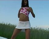 Chica de pelo oscuro de Alemania disfruta masturbándose al aire libre snapshot 2