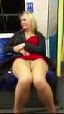 Une MILF sexy s&#39;exhibe en public snapshot 2