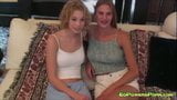 Twee blondines die seks hebben in vintage porno snapshot 1