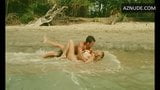 Ursula Andress в белом лифчике и трусиках snapshot 10