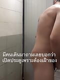 Thailändska runkar av i offentlig dusch snapshot 5