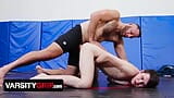Trainer wichsanleitung, jemand bringt seinem neuen wrestling-student dakota lovell ein paar schmutzige bewegungen bei - varsity griff snapshot 16