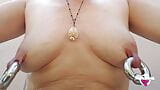 Nippleringlover - milf com tesão está bombeando peitos perfurados e inserindo grandes anéis duplos em mamilos extremamente perfurados ao ar livre snapshot 12