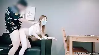 Một người phụ nữ trẻ xinh đẹp mời một người đàn ông giao hàng làm tình