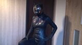 Latex danielle masturbándose en catsuit del ejército con máscara de látex y guantes snapshot 1